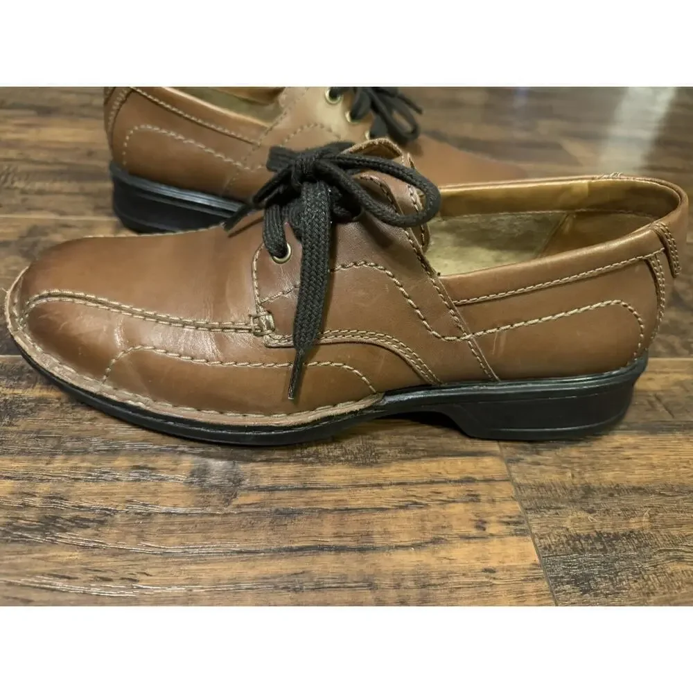 Clark's man's brown leather lace up Oxford shoe size US 8.5